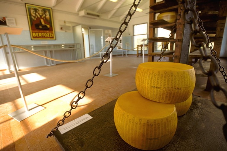 Museo del Parmigiano Reggiano – Pesatura delle forme nel locale di stagionatura (Foto A. Gandolfi)